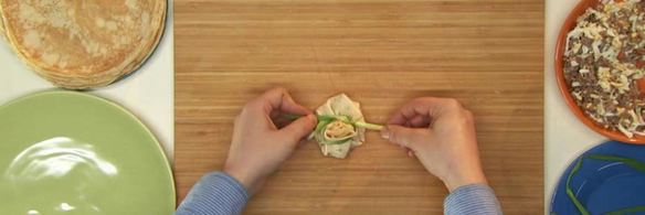 блины с фаршем, яйцом и луком