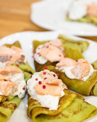 Блины с сырным кремом и подкопченной индейкой