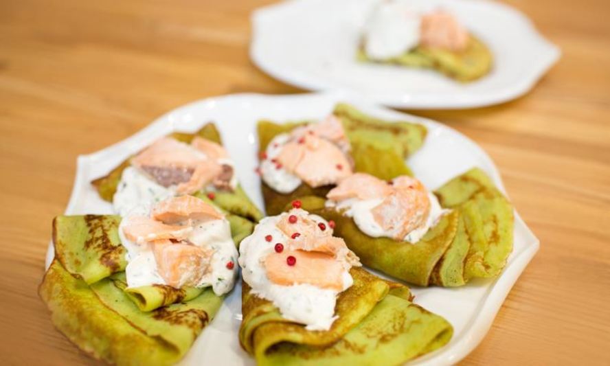 Рецепт блинов с сырным кремом и подкопченной индейкой