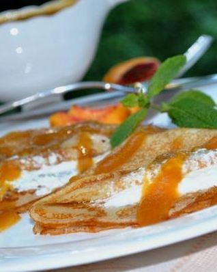 Блины с творожным кремом под персиковым соусом