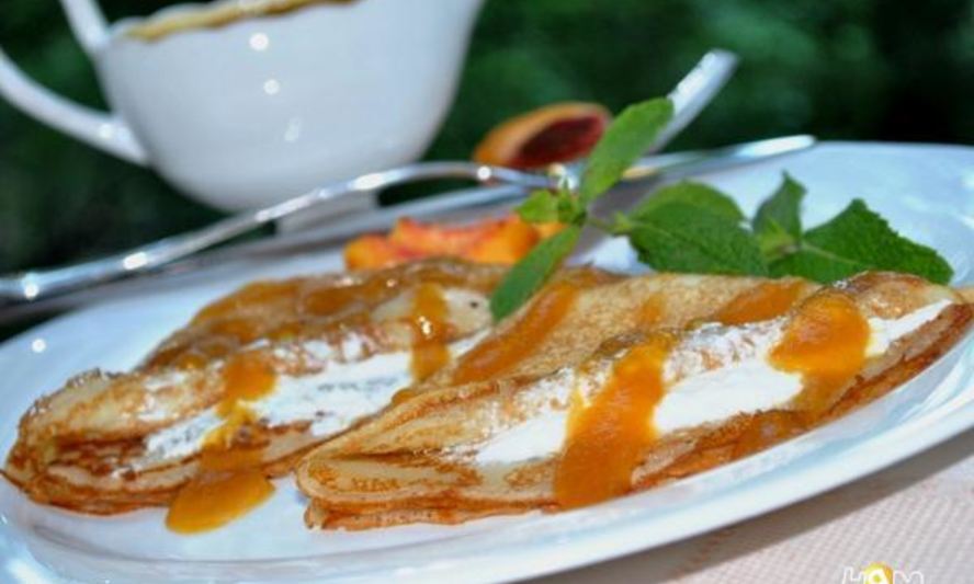 Рецепт блинов с творожным кремом под персиковым соусом