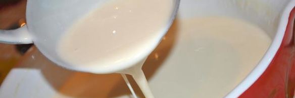 блины с творожным кремом под персиковым соусом