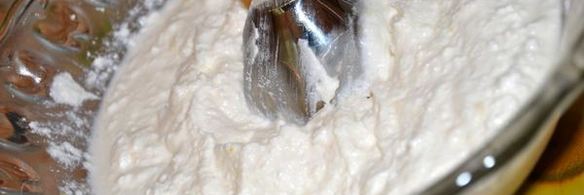 блины с творожным кремом под персиковым соусом