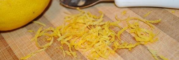 блины с творожным кремом под персиковым соусом