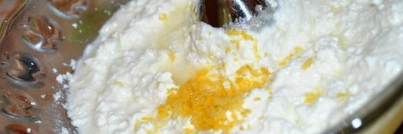 блины с творожным кремом под персиковым соусом