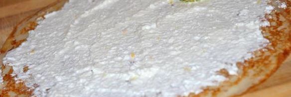 блины с творожным кремом под персиковым соусом