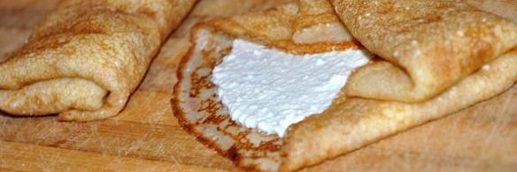 блины с творожным кремом под персиковым соусом