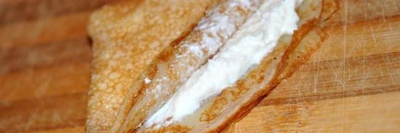 блины с творожным кремом под персиковым соусом