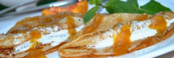 блины с творожным кремом под персиковым соусом