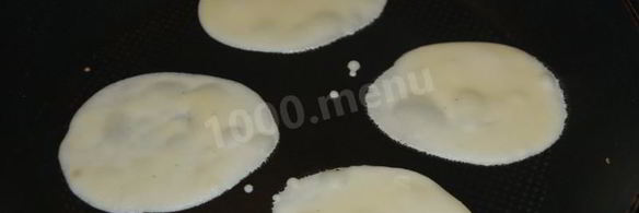 блины в бутылке с молоком