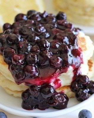 Лимонные блины с рикоттой и черничным соусом