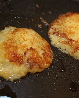 Литовские картофельные блины со сметаной