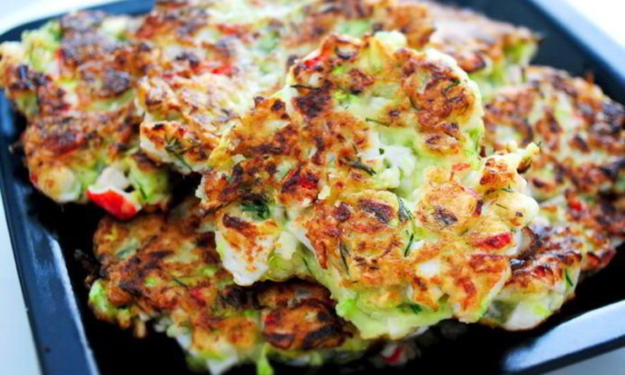 Рецепт мини-блинчиков из кабачков и краба