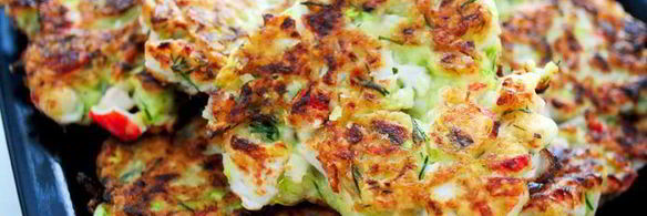 мини-блинчики из кабачков и краба