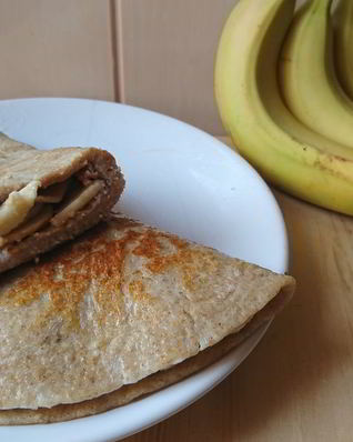 Овсяноблин с бананом и арахисовой пастой