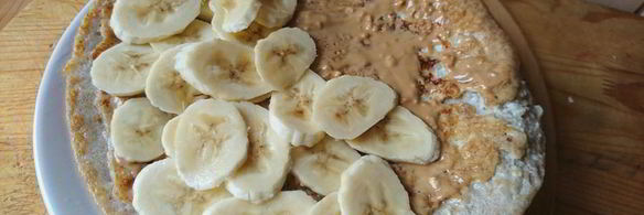 овсяноблин с бананом и арахисовой пастой