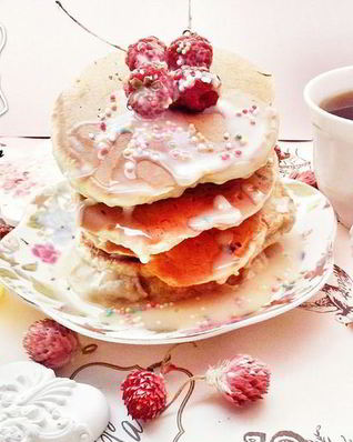 Панкейки с малиной и сгущенкой