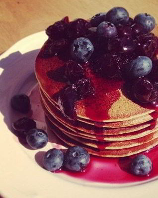 Шоколадные панкейки с голубикой