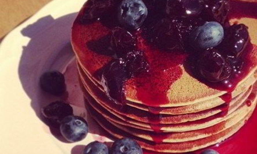 Рецепт шоколадных панкейков с голубикой