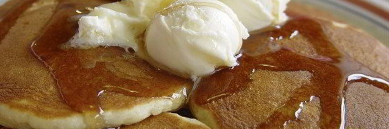 Сметанные блины с кленовым сиропом