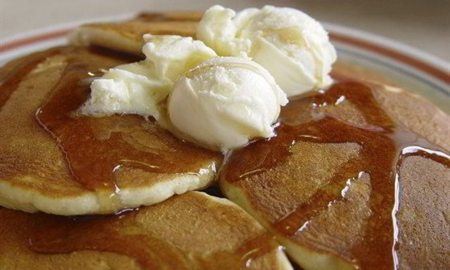 Рецепт сметанных блинов с кленовым сиропом