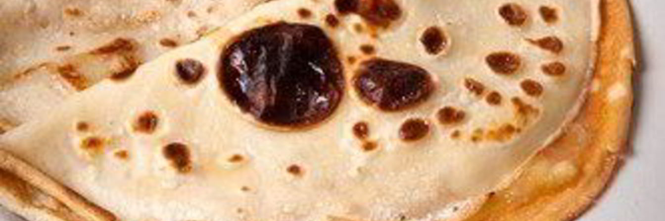 Тонкие блинчики с бананово-ромовым соусом