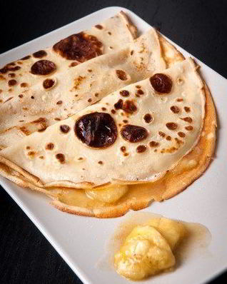 Тонкие блинчики с бананово-ромовым соусом