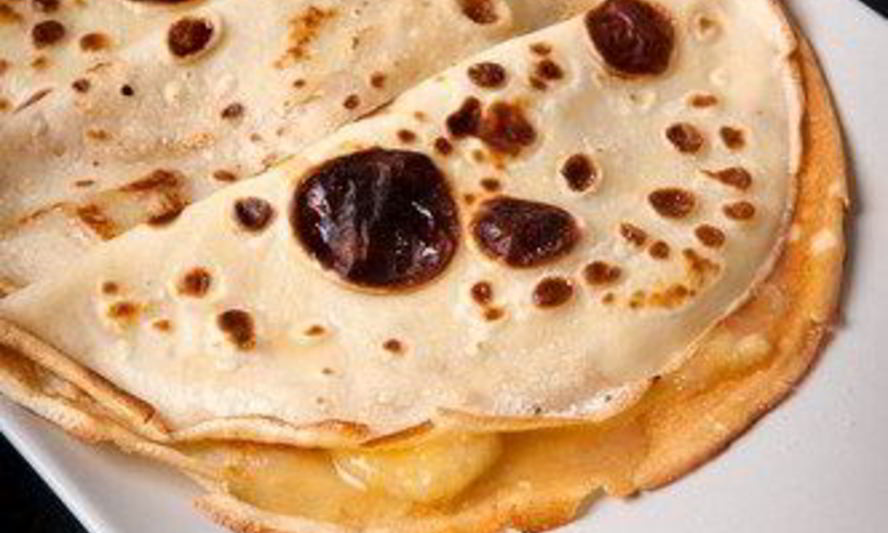 Рецепт тонких блинчиков с бананово-ромовым соусом