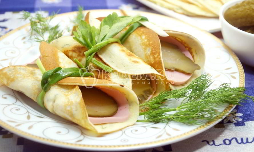 Рецепт яичных блинчиков с колбаской