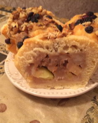 Булочка с грушей и корицей