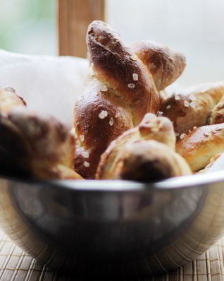 Булочки-косички с льняными семечками и солью