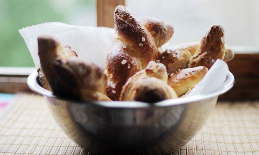 Рецепт булочек-косичек с льняными семечками и солью