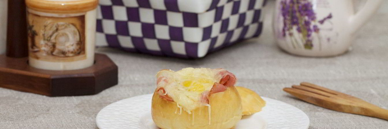 Булочки с беконом и яйцом