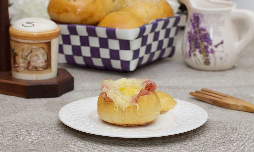 Рецепт булочек с беконом и яйцом