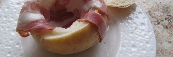 булочки с беконом и яйцом