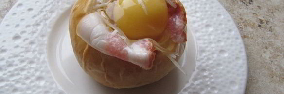 булочки с беконом и яйцом
