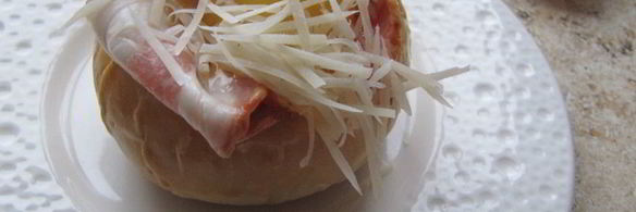 булочки с беконом и яйцом