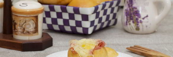 булочки с беконом и яйцом