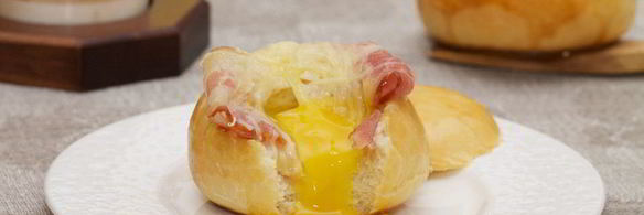 булочки с беконом и яйцом