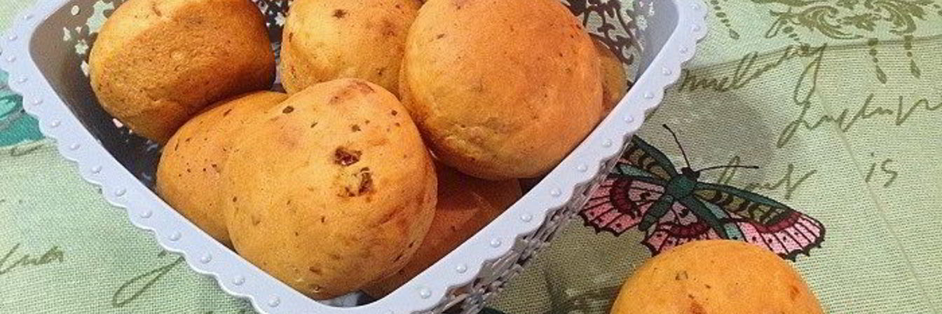 Булочки с соленым сыром и вялеными помидорами