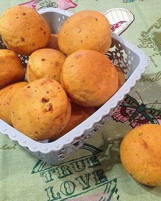 Булочки с соленым сыром и вялеными помидорами