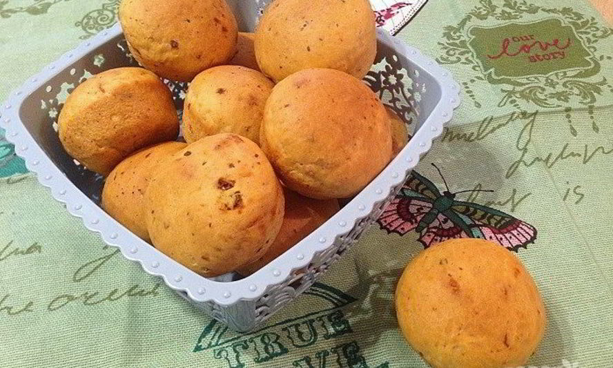 Рецепт булочек с соленым сыром и вялеными помидорами