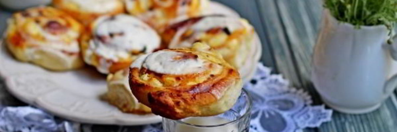 Булочки с творогом в сметанной заливке