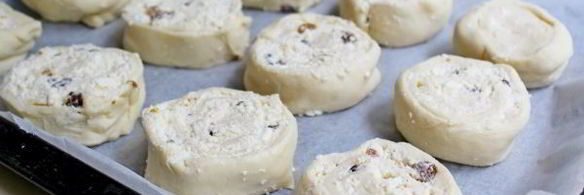 булочки с творогом в сметанной заливке