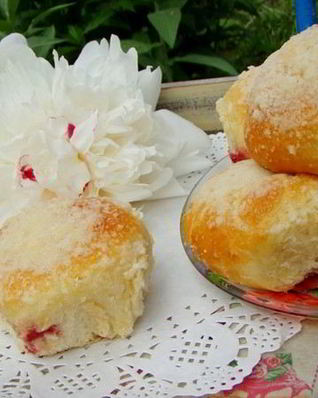 Булочки с вишней