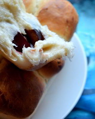 Булочки со сливой и шоколадом