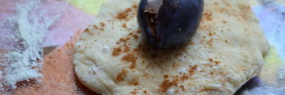 булочки со сливой и шоколадом