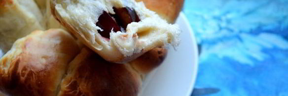 булочки со сливой и шоколадом