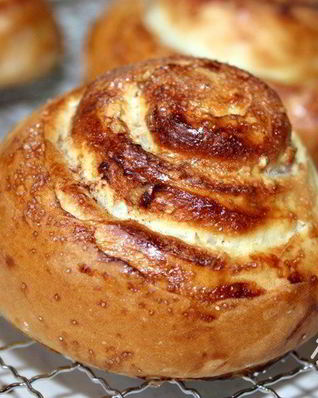 Булочки-улитки с корицей и грецким орехом