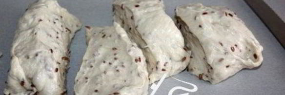 дрожжевые булочки с семенами льна